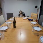 בבית יוסי ברגר – הכלבה נסי יושבת בראש השולחן (צילום: יוסי ברגר)