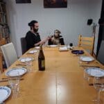 בבית יוסי ברגר – הכלבה נסי בראש השולחן (צילום: יוסי ברגר)