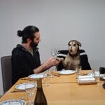 בבית יוסי ברגר – הכלבה נסי… בודקת את חשיבות האירוע (צילום: יוסי ברגר)