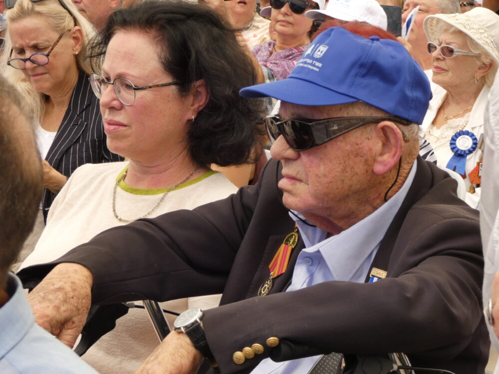 הפרטיזן זאב פורטנוי (92) ובתו בטקס יום הניצחון ה-79 על גרמניה הנאצית (צילום: יעל הורוביץ)