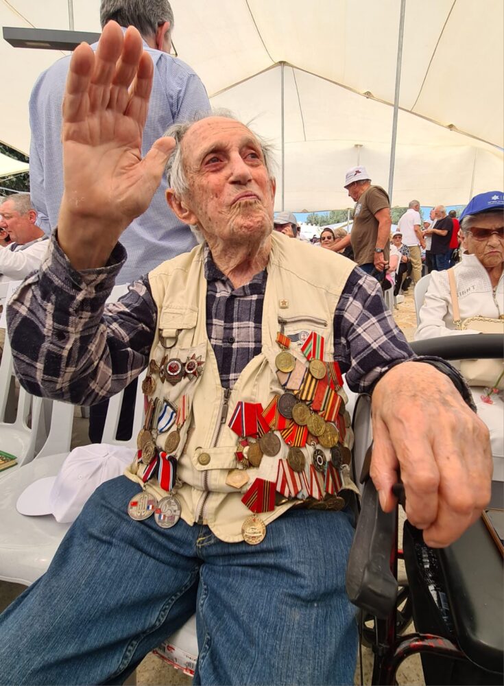 הווטרן חריטון גרינבלט בן ה-99 בטקס יום הניצחון ה-79 על גרמניה הנאצית. (צילום: יהודית רטנובסקי)