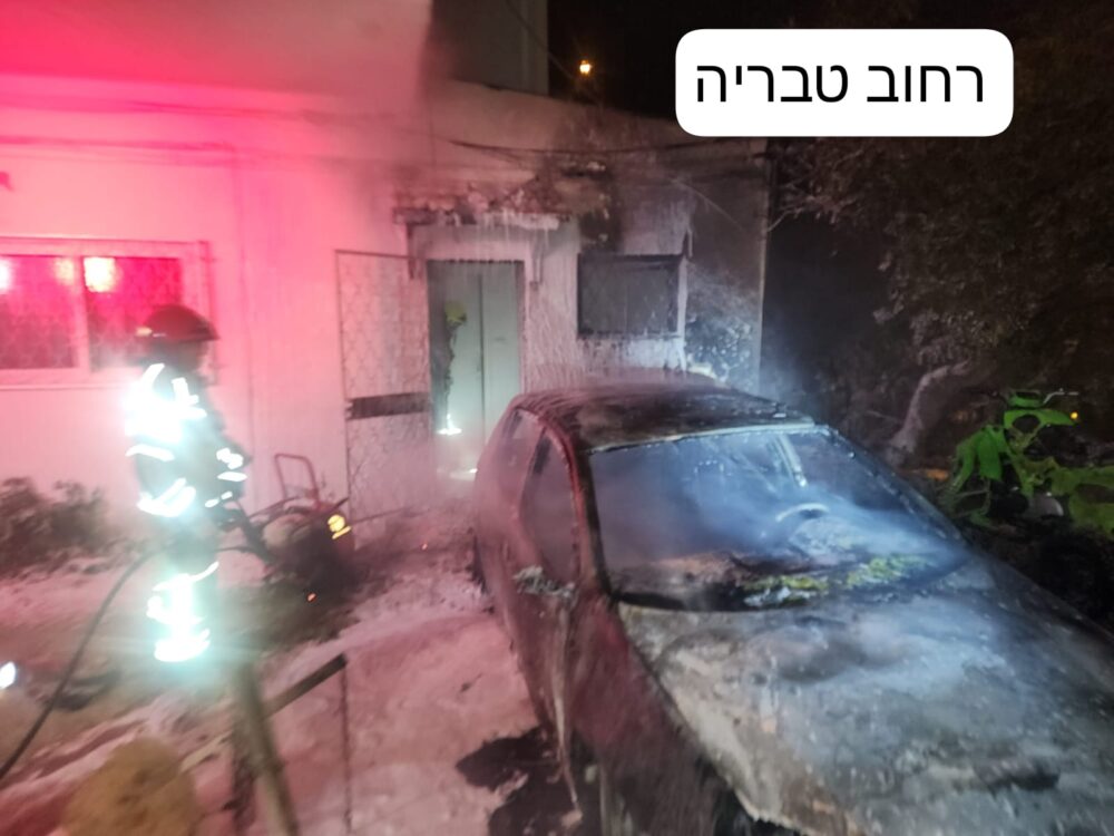 רכב עלה באש צמוד למבנה ברחוב טבריה בחיפה - אדם נפגע (צילום: כבאות והצלה)