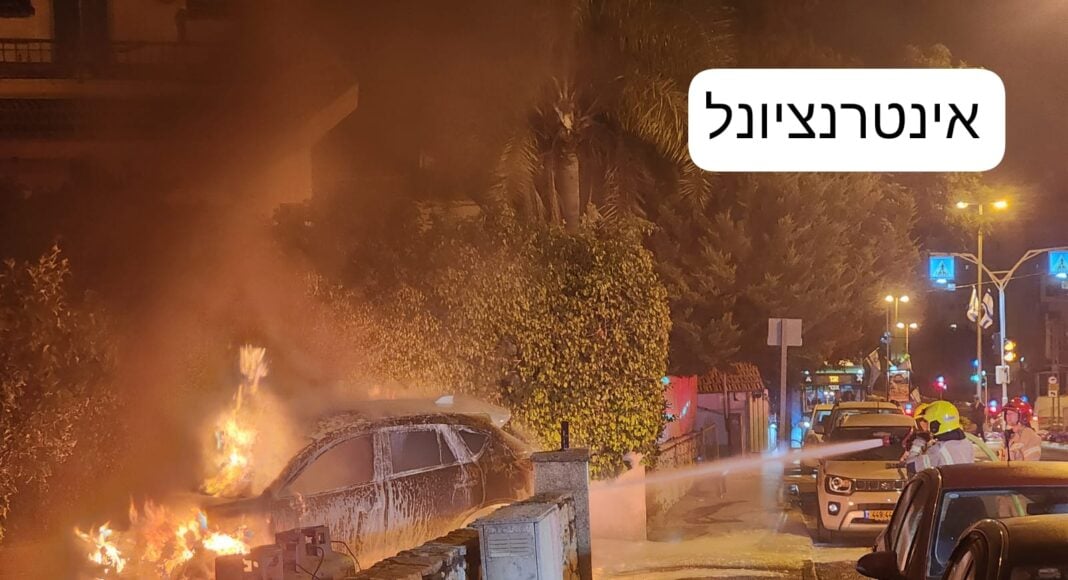 רכב עלה באש צמוד למבנה ברחוב אינטרנציונל בחיפה (צילום: כבאות והצלה)