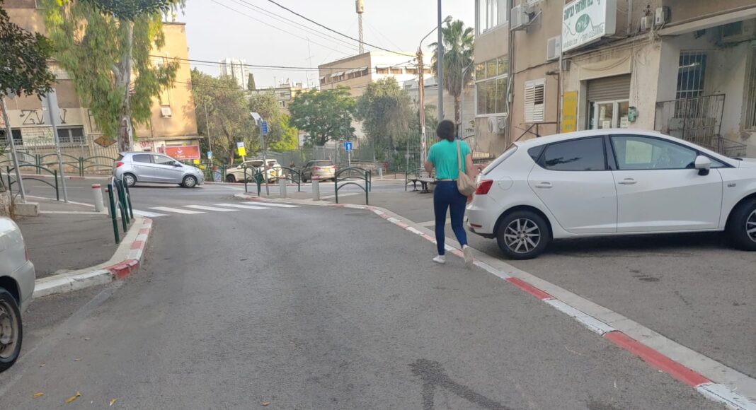 רכב חונה על המדרכה, הולך הרגל יורד לכביש ברחוב תל חי 1 בהדר (צילום: ברחובות שלנו)