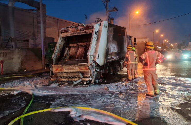 שריפת משאית אשפה (צילום: כבאות והצלה)