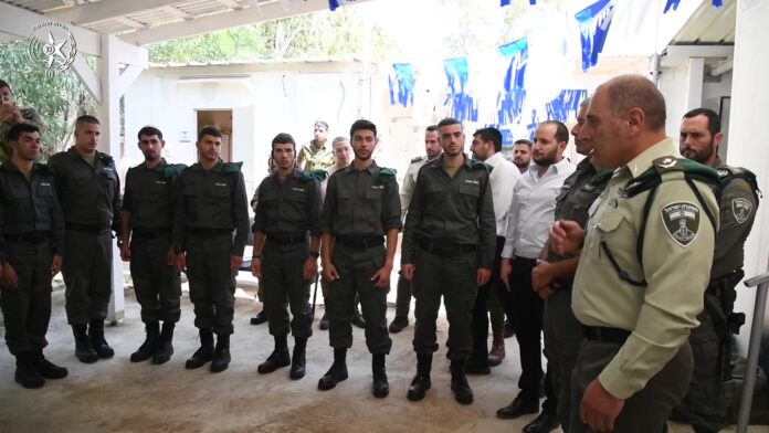 הגיוס ומהמפגש של מפקד משמר הגבול, ניצב בריק יצחק עם המתגייסים החדשים (צילום: משטרת ישראל)