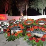 זרים לזכר החללים – הטקס המרכזי – יום הזיכרון לחללי מערכות ישראל – גן הזיכרון – חיפה 12/5/24 (צילום: ירון כרמי)