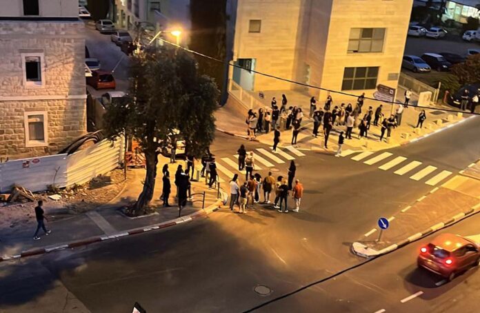 מפגינים פרו-פלסטינים תקפו ופצעו שוטרים בהפרת הסדר בחיפה (צילום: דינה שווויי - קוראת חי פה)