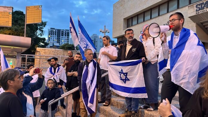 חיפה: אירוע זכרון משותף לפלסטינים ויהודים בערב יום הזיכרון • תושבים יצאו למחות על קיום האירוע (צילום: מיכל גרובר - חי פה-TV)