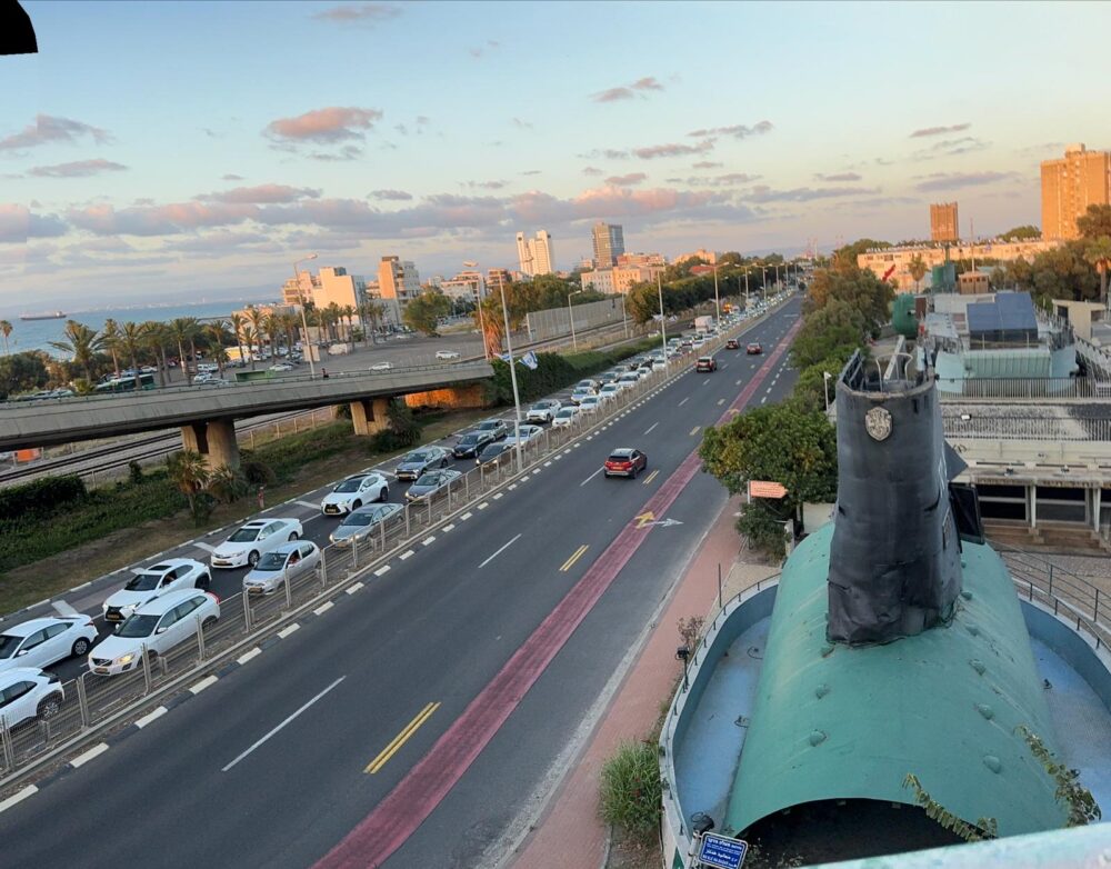 חיפה: פקק ענק על שדרות ההגנה לכיוון דרום (צילום: מנשה שמש)