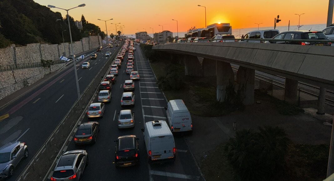 חיפה: פקק ענק על שדרות ההגנה לכיוון דרום (צילום: מנשה שמש)