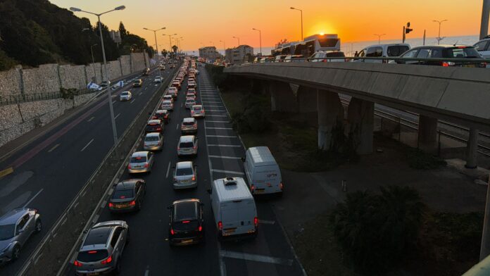 חיפה: פקק ענק על שדרות ההגנה לכיוון דרום (צילום: מנשה שמש)