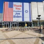 מיצג הנעליים ברחבת אודיטורים חיפה (צילום: חנן מרקוביץ)