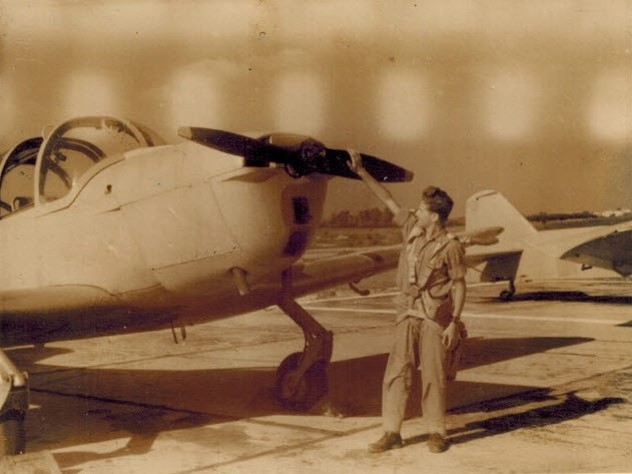 עזריאל דנסקי בן ה-17 בטיסת סולו במסגרת גדנע אוויר 1954 (אלבום פרטי)