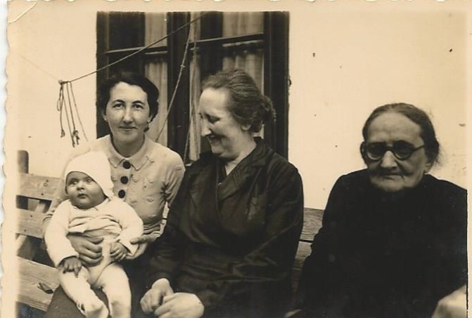 עזריאל עם אמו, סבתו וסבתא רבתא לפני השואה (אלבום פרטי)