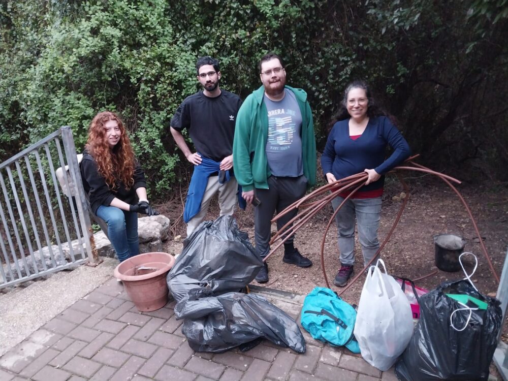 ניקוי פסולת ביער - התנדבות בואדיות חיפה (צילום: ענבל חן-ברגב)