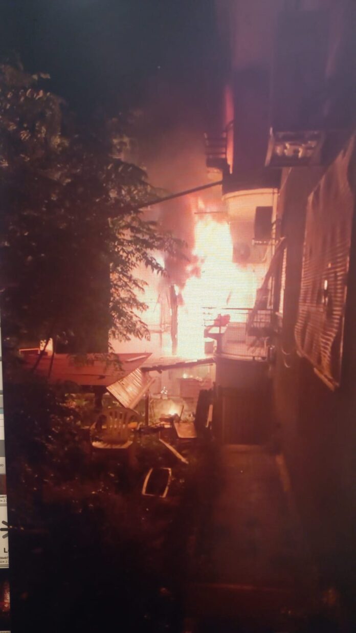 אדם נהרג בשריפה בבית מגורים ברחוב כנרת (צילום: כבאות והצלה)