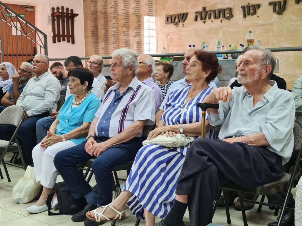 תא"ל (מיל) אפרים לפיד, יו"ר ארגון מורשת ההגנה ושלושה מוותיקי חברי הארגון בחיפה (צילום: יעל הורוביץ)