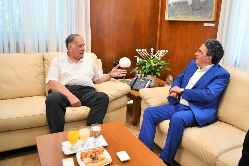 ראש עיריית חיפה יונה יהב בפגישה עם סנטיאגו קלטרווה (צילום: ראובן כהן, עיריית חיפה)