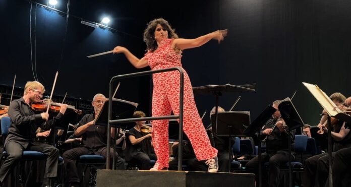 הדס בן ארצי מגישה ומנצחת על התזמורת הסימפונית חיפה (צילום: ירון כרמי - חי פה-TV)