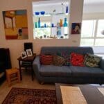 בבית דן לביא – פינת ישיבה בחדר המגורים (צילום: רחלי אורבך)