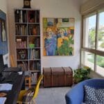 בבית דן לביא – חלונות המרפסת ופינת המחשב (צילום: רחלי אורבך)