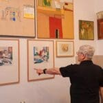 דן לביא – הסברי עבודות בנו הגרפיקאי, בוגר בצלאל (צילום: רחלי אורבך)