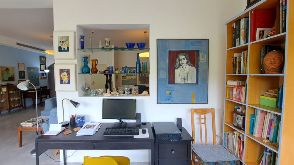 בבית דן לביא - פינת המחשב, ספרייה, חפצי נוי וציורים (צילום: רחלי אורבך)