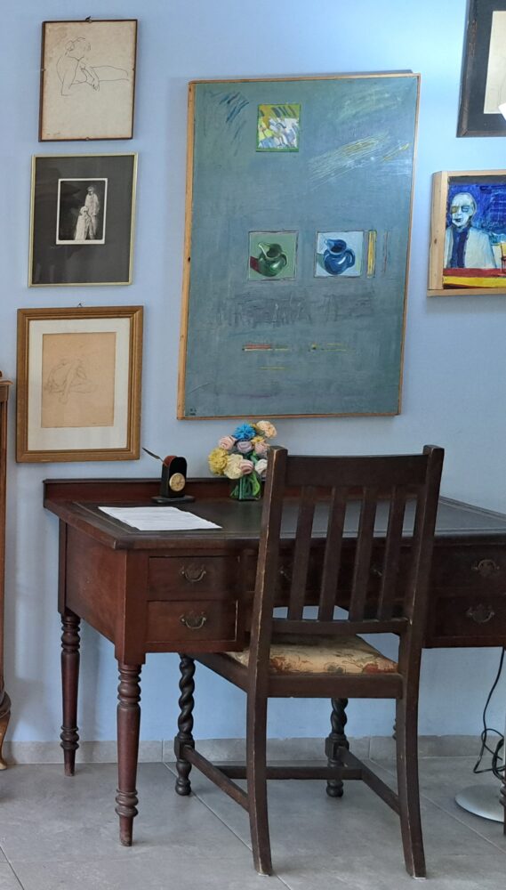 בבית דן לביא - שולחן כתיבה עתיק (צילום: רחלי אורבך)