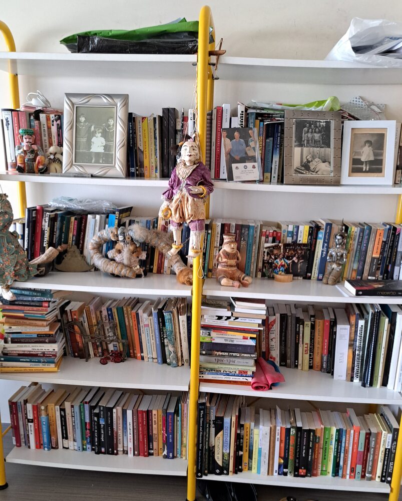 בבית חנה יפה - ספרים, מריונטות בובות ומזכרות (צילום: רחלי אורבך)