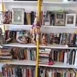 בבית חנה יפה – ספרים, מריונטות בובות  ומזכרות (צילום: רחלי אורבך)