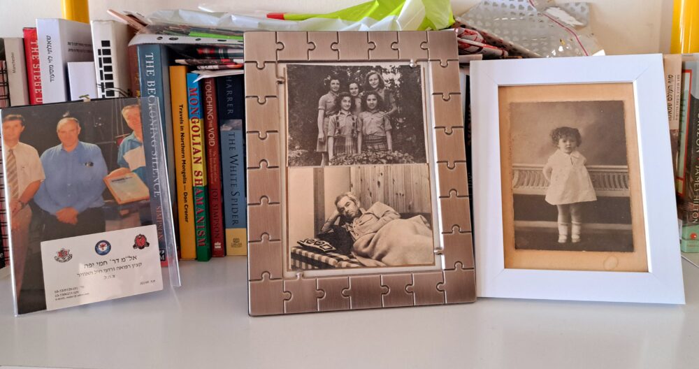 בבית חנה יפה - תמונות משפחה ומזכרות (צילום: רחלי אורבך)
