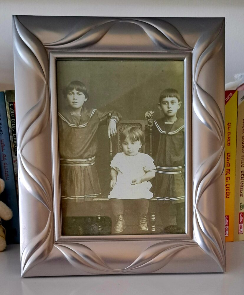 בבית חנה יפה - מזכרת מתמונות המשפחה (צילום: רחלי אורבך)