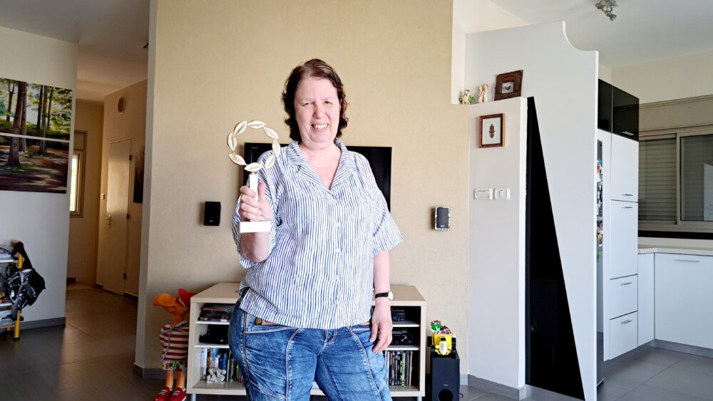 חנה יפה - עם "פרס קרוון לאדריכלות גנים ונוף" לשנת 2007 (צילום: רחלי אורבך)