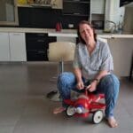 חנה יפה – נפש צעירה ושובבה "נסיעה/טיסה" ברחבי הבית (צילום: רחלי אורבך)