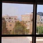 בבית חנה יפה – חלון הנוף משמש גם כ"שולחן אור" להעתקת שרטוטים (צילום: רחלי אורבך)