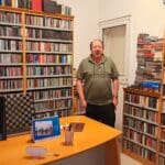ד"ר איל בראון – בחדר העבודה וליד חלק מספריית התקליטורים (צילום: רחלי אורבך)
