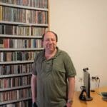 ד"ר איל בראון – בחדר העבודה (צילום: רחלי אורבך)