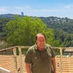 ד"ר איל בראון – שלווה ומרגוע במרפסת הבית (צילום: רחלי אורבך)