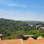 בבית ד"ר איל בראון – הנוף אל נוף ההר הירוק ואל כחול הים (צילום: רחלי אורבך)