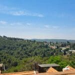 בבית ד"ר איל בראון – הנוף אל נוף ההר הירוק ואל כחול הים (צילום: רחלי אורבך)