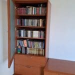 בבית ד"ר איל בראון -ארון תקליטורים נוסף נמצא אף בחדר המגורים (צילום: רחלי אורבך)