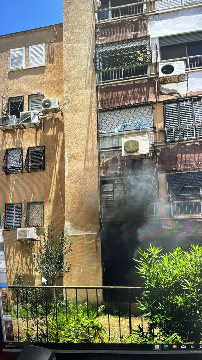 שריפה ברחוב סעדיה פז (צילום: דוברות כבאות והצלה חיפה)