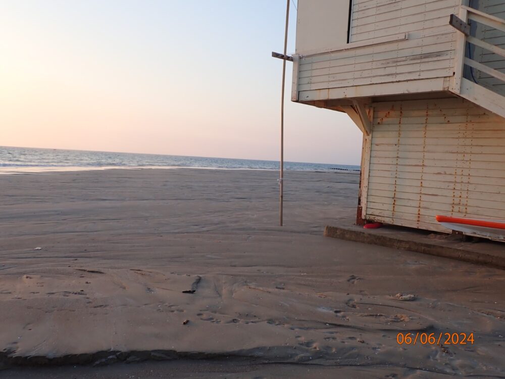 מגדל 3 ושטח הים המיובש - הזנת חול בחוף קריית חיים (צילום: מוטי מנדלסון)