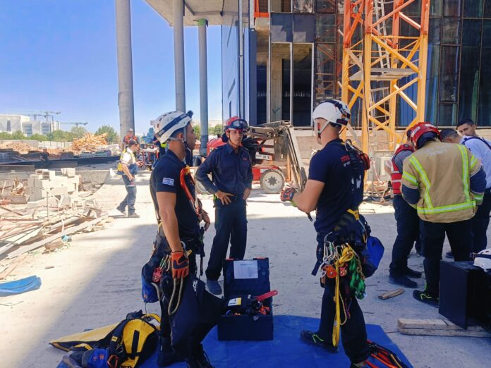 חילוץ מנופאי באתר בנייה בחיפה (צילום: כבאות והצלה לישראל)