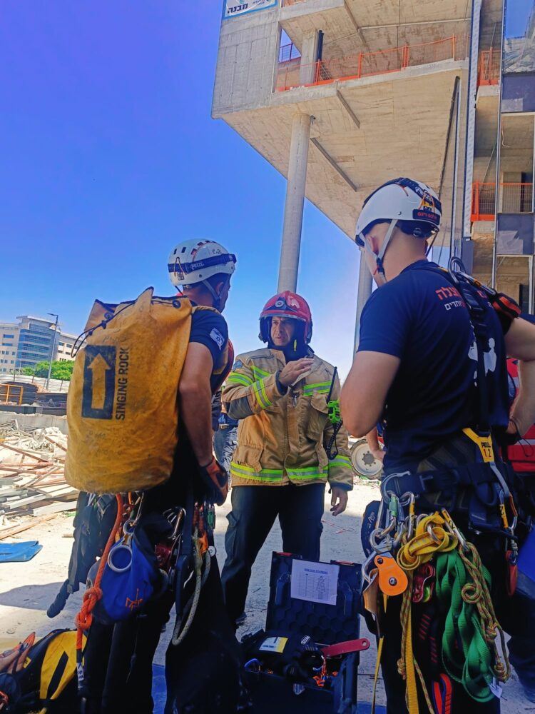 חילוץ מנופאי באתר בנייה בחיפה (צילום: כבאות והצלה לישראל)