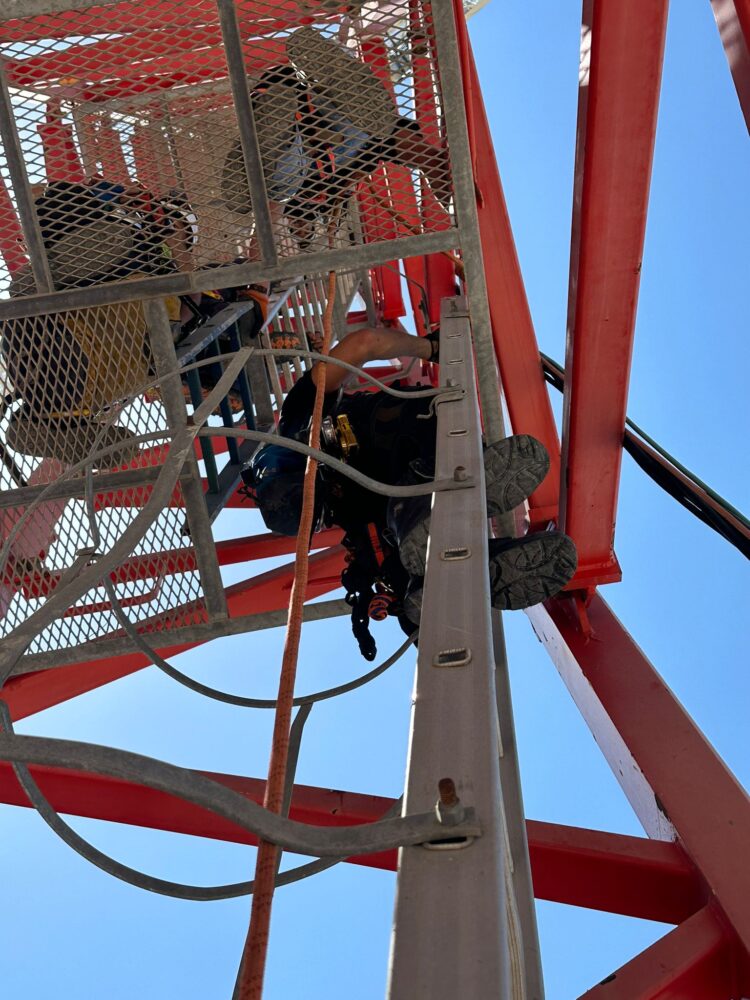 חילוץ מנופאי באתר בנייה בחיפה (צילום: כבאות והצלה לישראל)