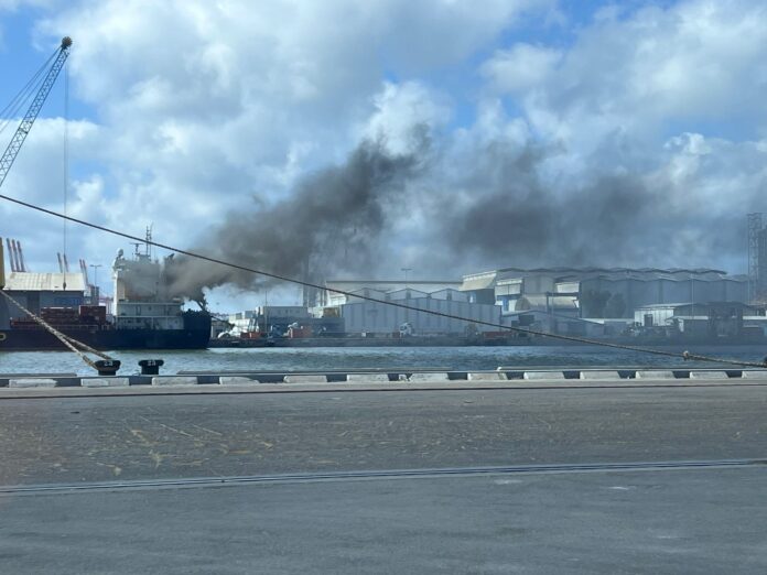 שריפת אוניה בנמל מספנות ישראל (צילום: כבאות והצלה)