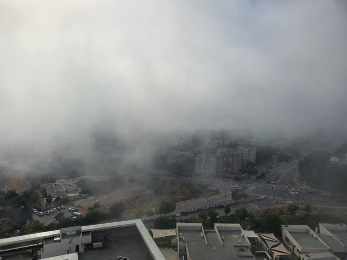 ערפל בשכונות החוף בחיפה (צילום: חנן מרקוביץ)