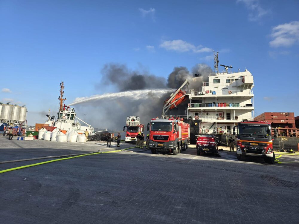 שריפת באוניה (צילום: תעבורה ימית חיפה)